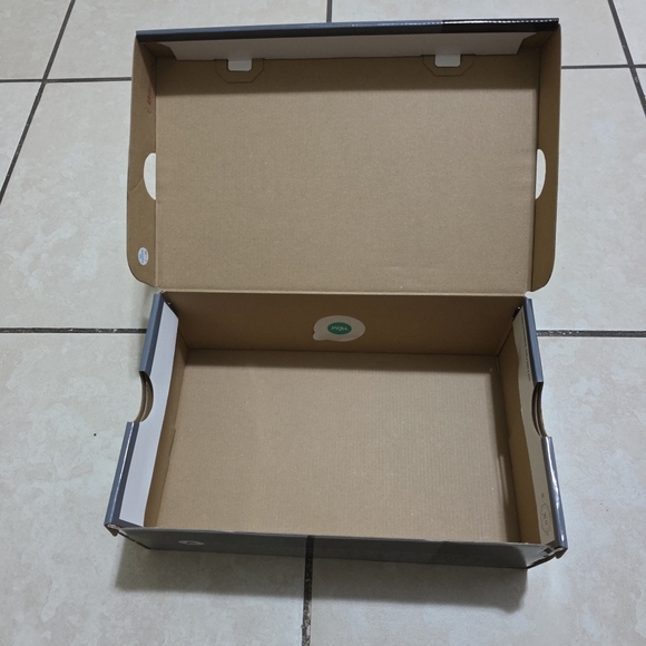 Empty Shoe Box - Picture 7 of 7